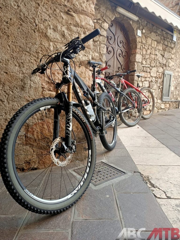 3 mtb appoggiate a un muro