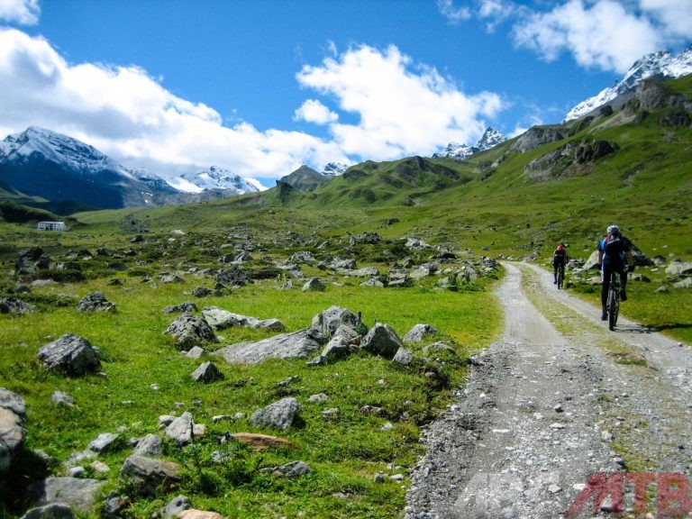 due ciclisti in una strada di montagna