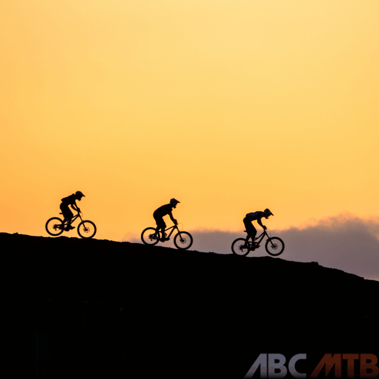 Tre persone in mountain bike su una montagna