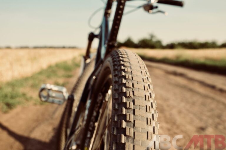 Ruota di una mtb in primo piano su uno sterrato