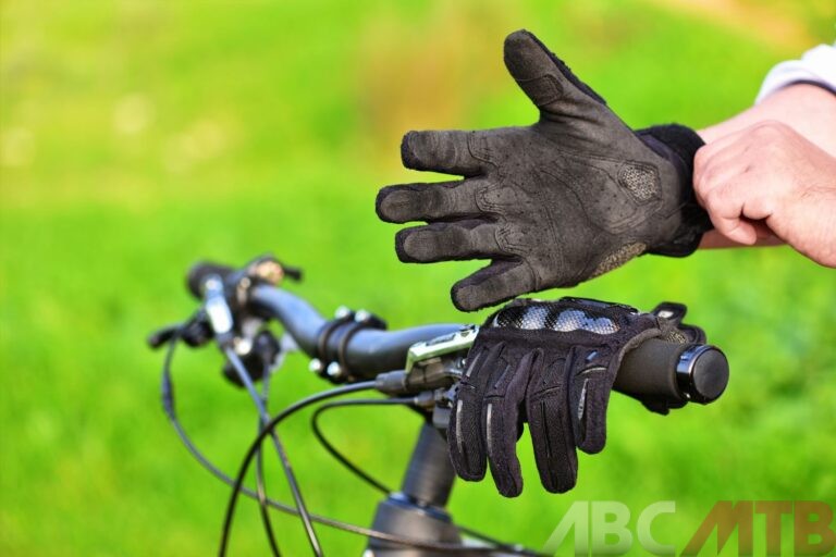 Primo piano di guanti a dita lunghe da mtb